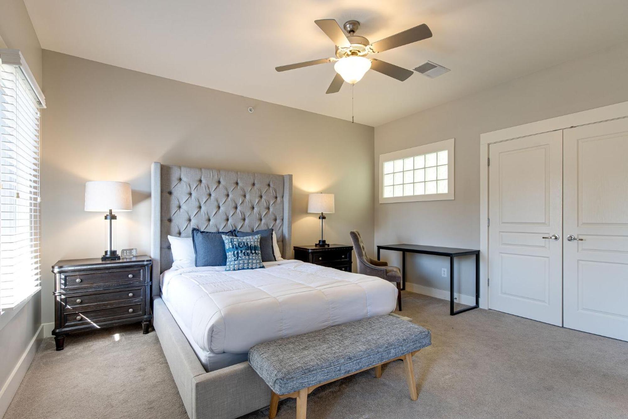 Apartment The Celebrity - Minutes To Broadway With A Balcony *