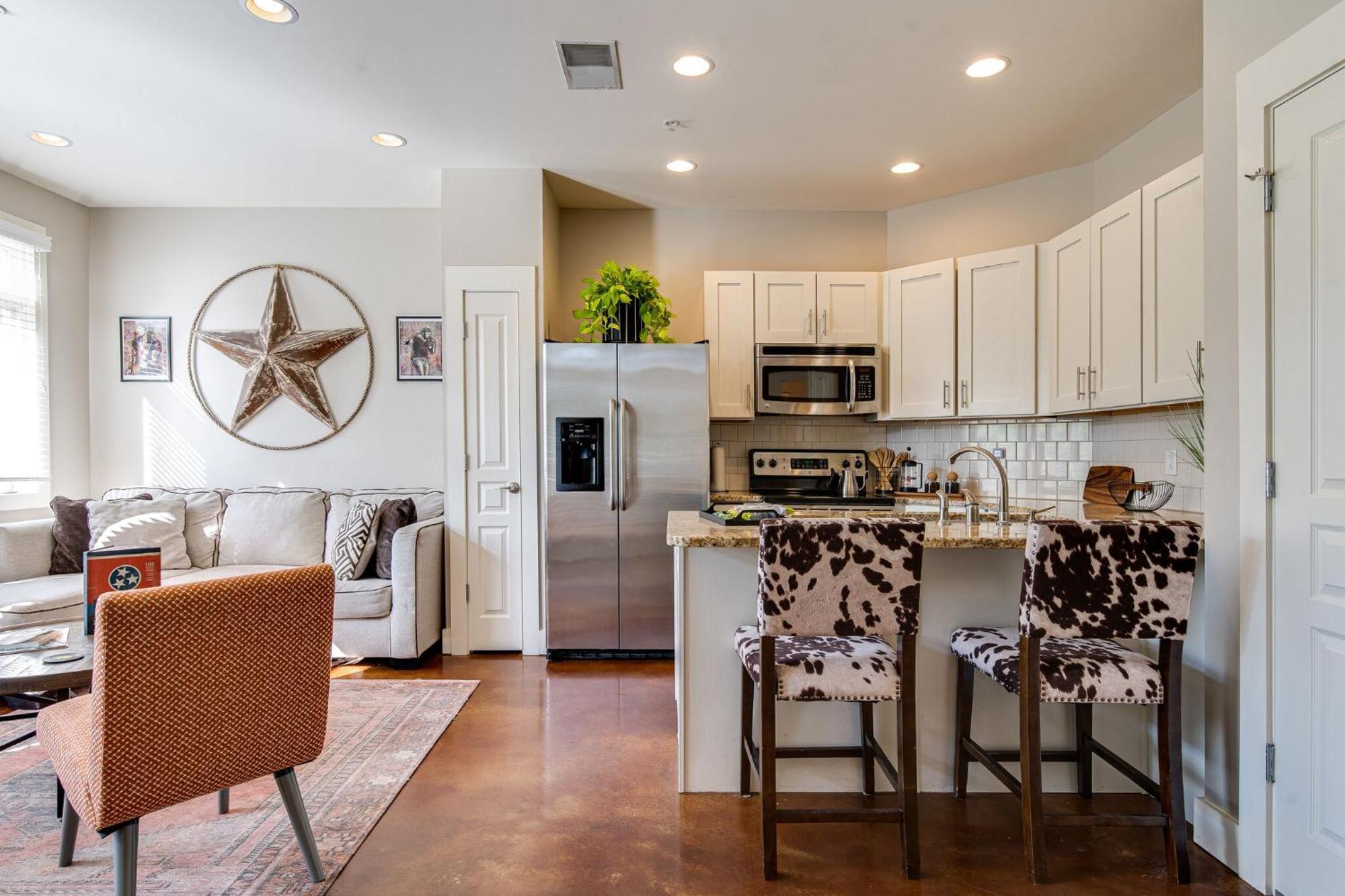 The Celebrity - Minutes To Broadway With A Balcony Apartment *